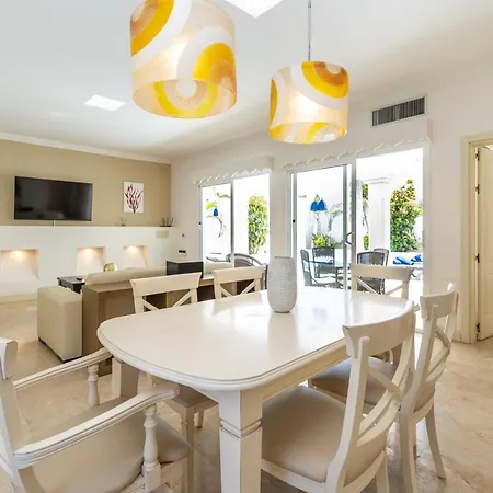 Villa 913 *